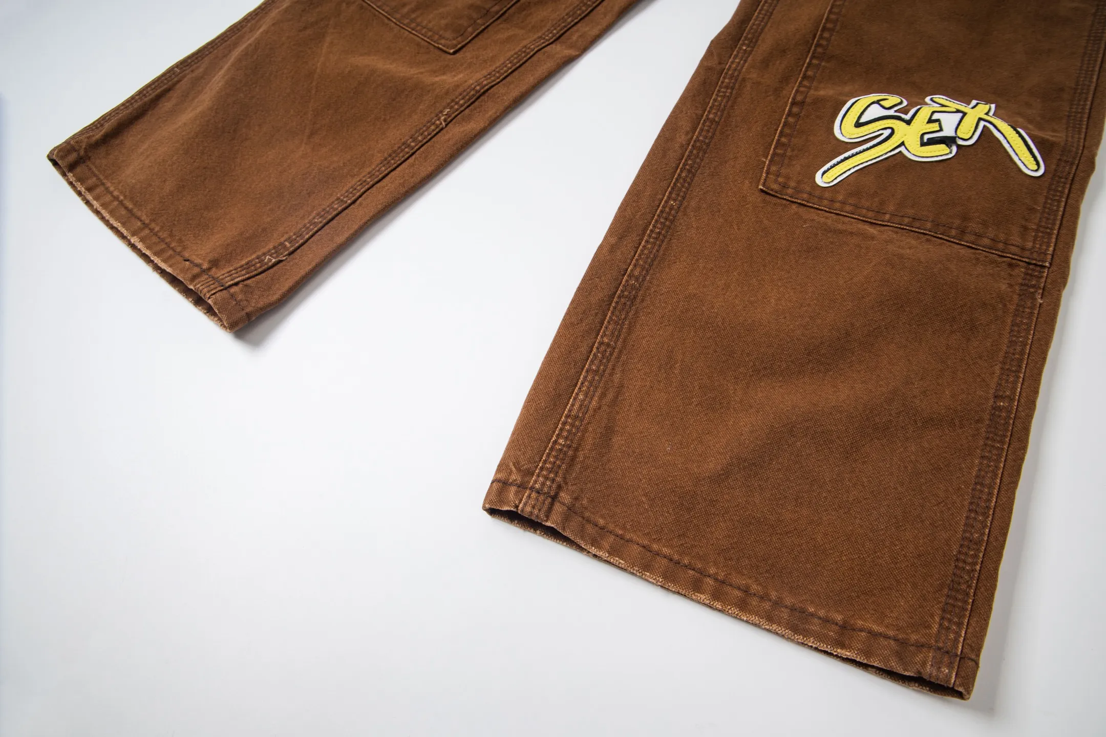P260 Chrome Hearts new logging pants, yellow patchwork leather embroidered jeans, are a hot trend this season and are sought after by countless celebrities and fashionistas. The neat details of the cutting process add color to the playful fashion! The neat and meticulous design, and the well-fitting structure is unique. The upper body not only has outstanding recognition, but also looks younger and younger. A style with the ultimate wearing meaning and performance, gorgeous color matching, and the craftsmanship of this style is also extremely extraordinary. After the finished product is washed, it is disassembled and hand-made with sheepskin cross leather and then spliced ​​together to complete. The whole piece has too many craftsmanship to describe. It is decorated with patchwork cross flowers and high-waisted washed jeans! ! Absolutely high-end luxury product, a god-level single product, a super popular product, made by top heavy industry, a magic weapon that cannot be missed. Style number: 1848# Size: 28 30 32 34 36 Color: yellow brown